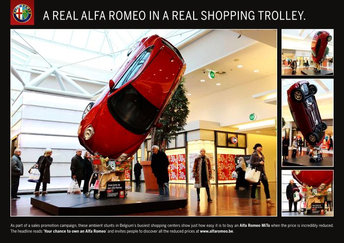 Реклама Alfa Romeo MiTo в торговом центре.