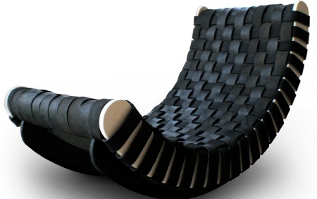 Плетене крісло-гойдалка з гуми схилів
