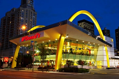 Красивый ресторан McDonalds.