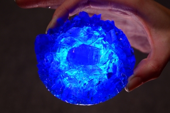Синий кристалл из медного купороса.