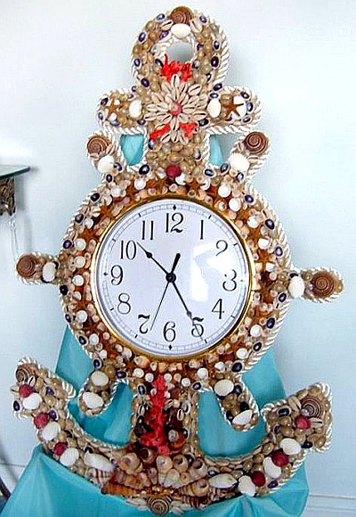 Часы с декорацией морскими ракушками.
