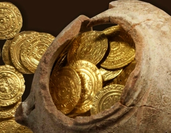 Старые золотые монеты.
